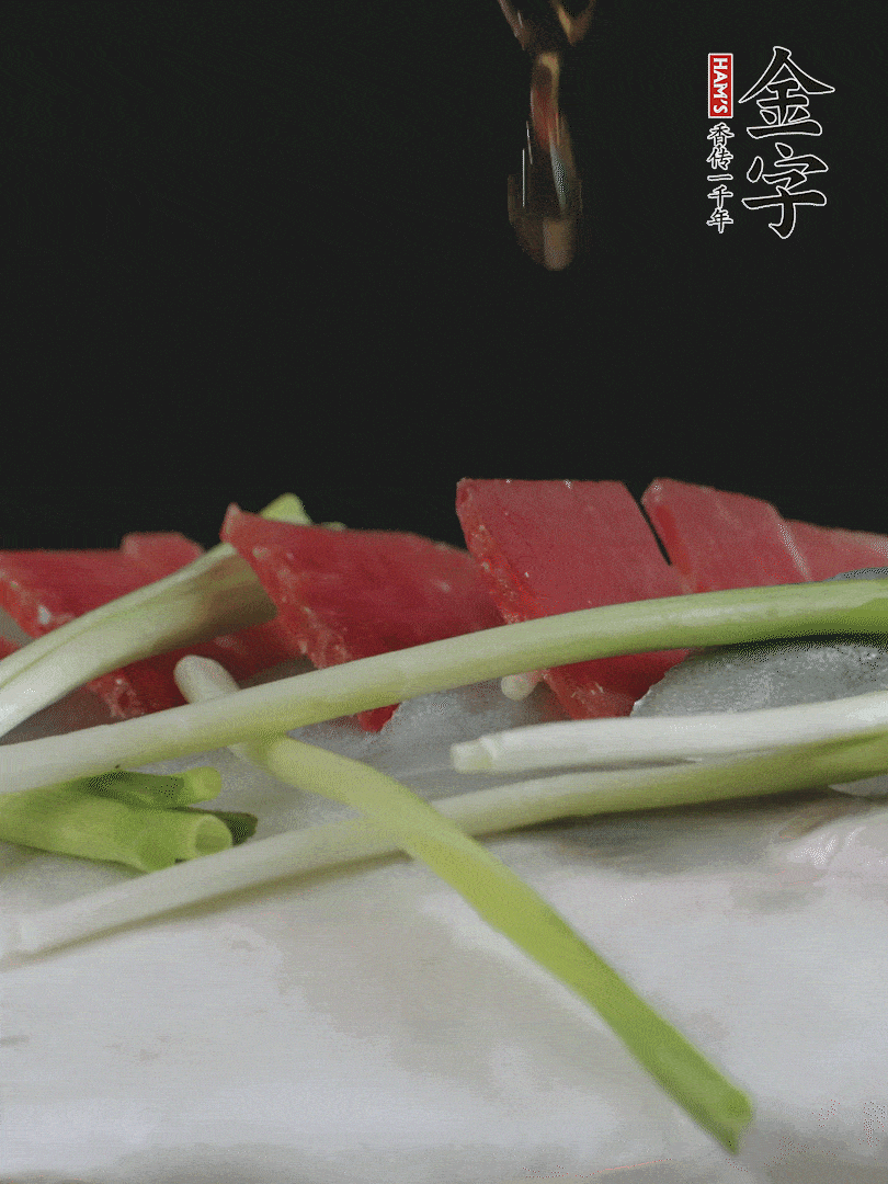 蔥白置于魚身，放適量豌豆，淋上花雕酒。