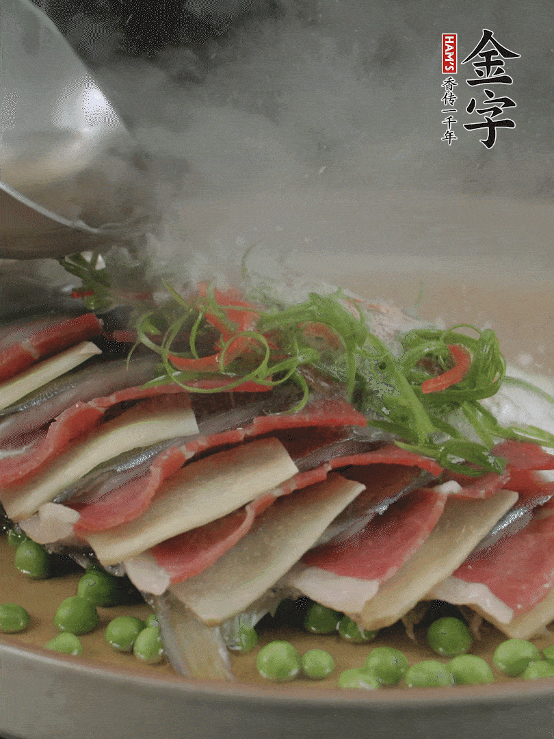 表面放上蔥絲、紅椒絲，淋上熱油。