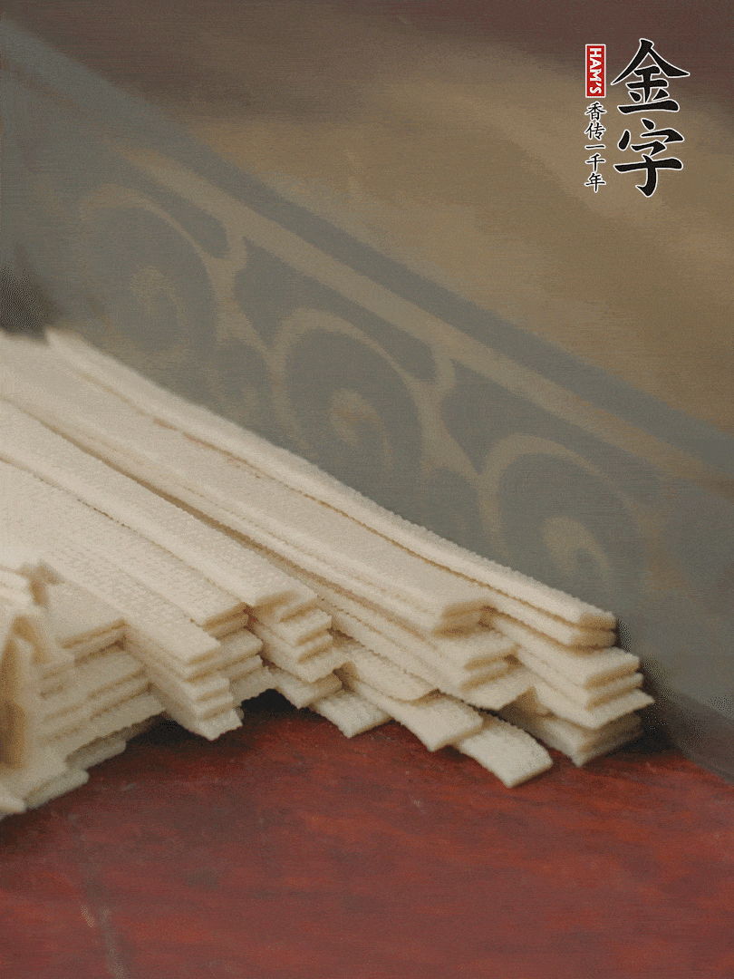 燉火腿期間，千張切細(xì)絲，白蘿卜去皮切細(xì)絲，蒜葉切細(xì)丁。