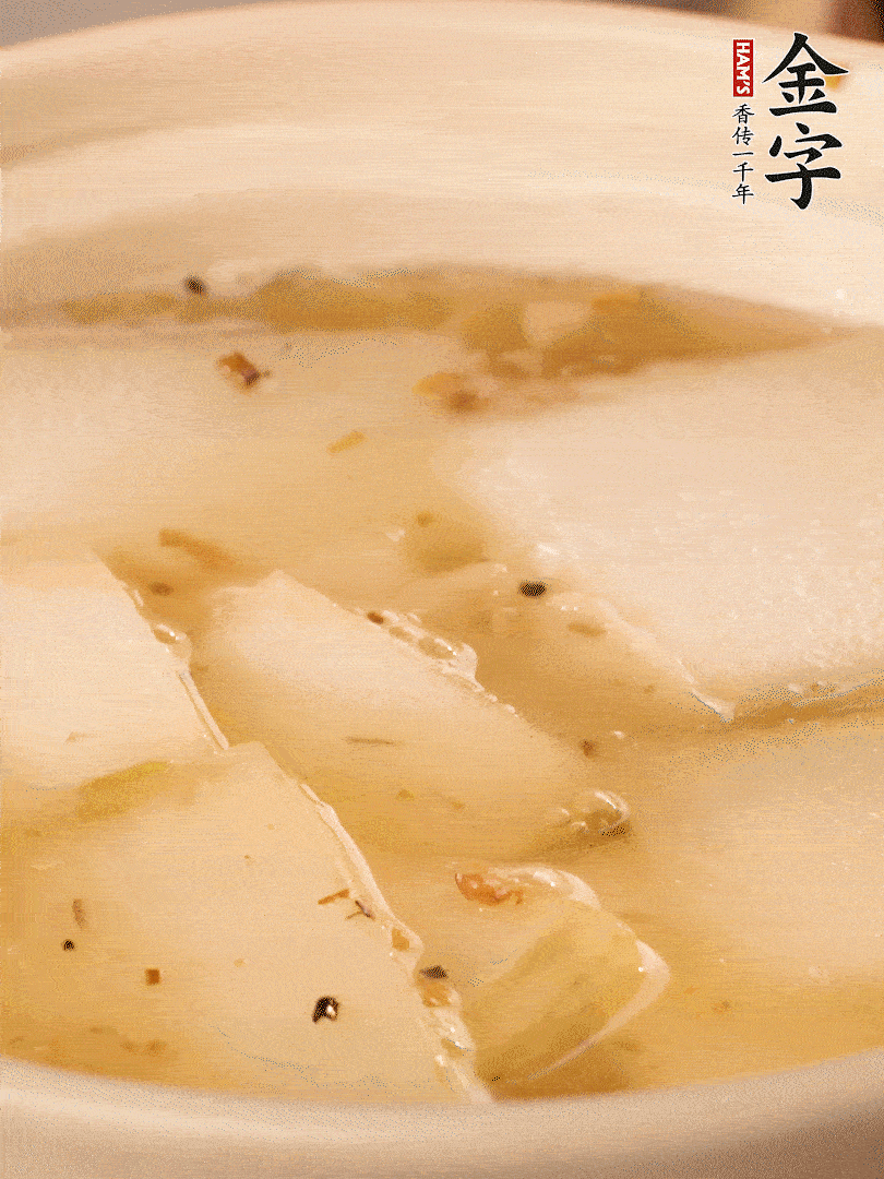 加入適量清水，再放咸肉，淋點黃酒添味。