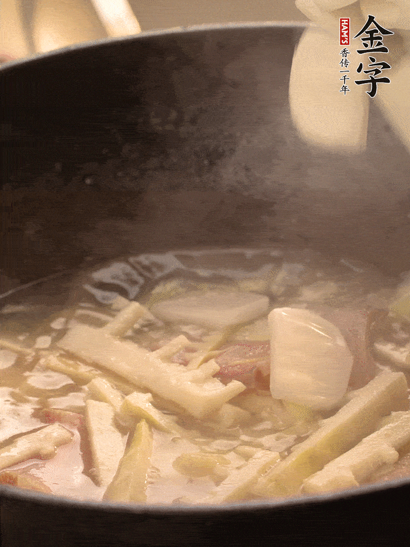 加一點開水后，放年糕燜2分鐘至軟。