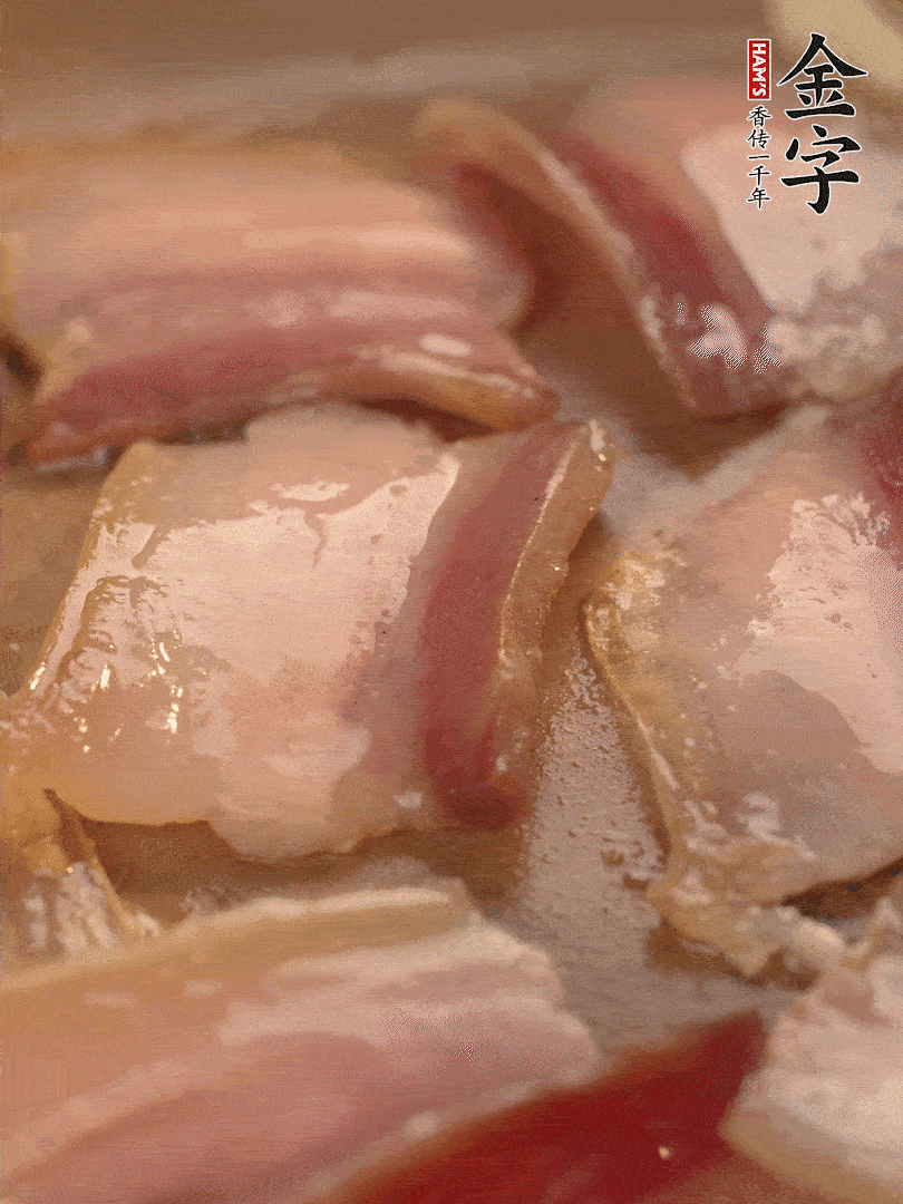 鍋中熱油煸香大蒜、咸肉。