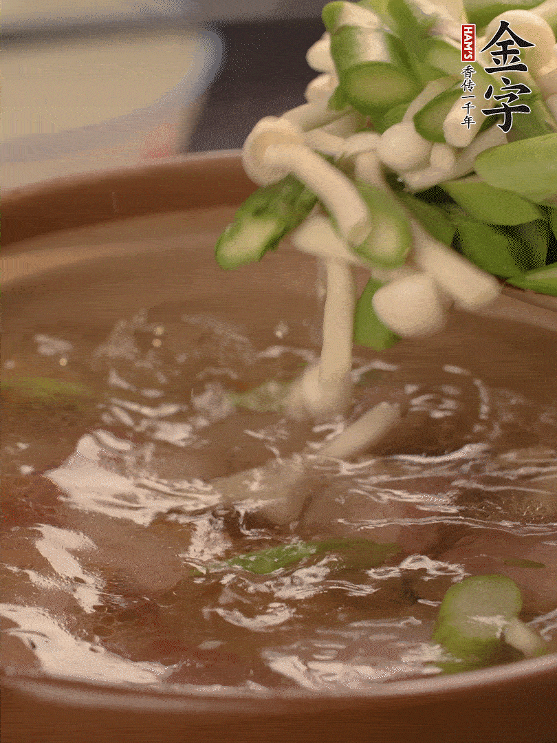 咸肉肥肉部分變透明時，加清水，放蘆筍、白玉菇大火煮開。