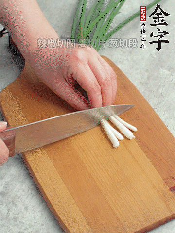 切好的咸肉鋪在碗邊，然后把千張放在中間。