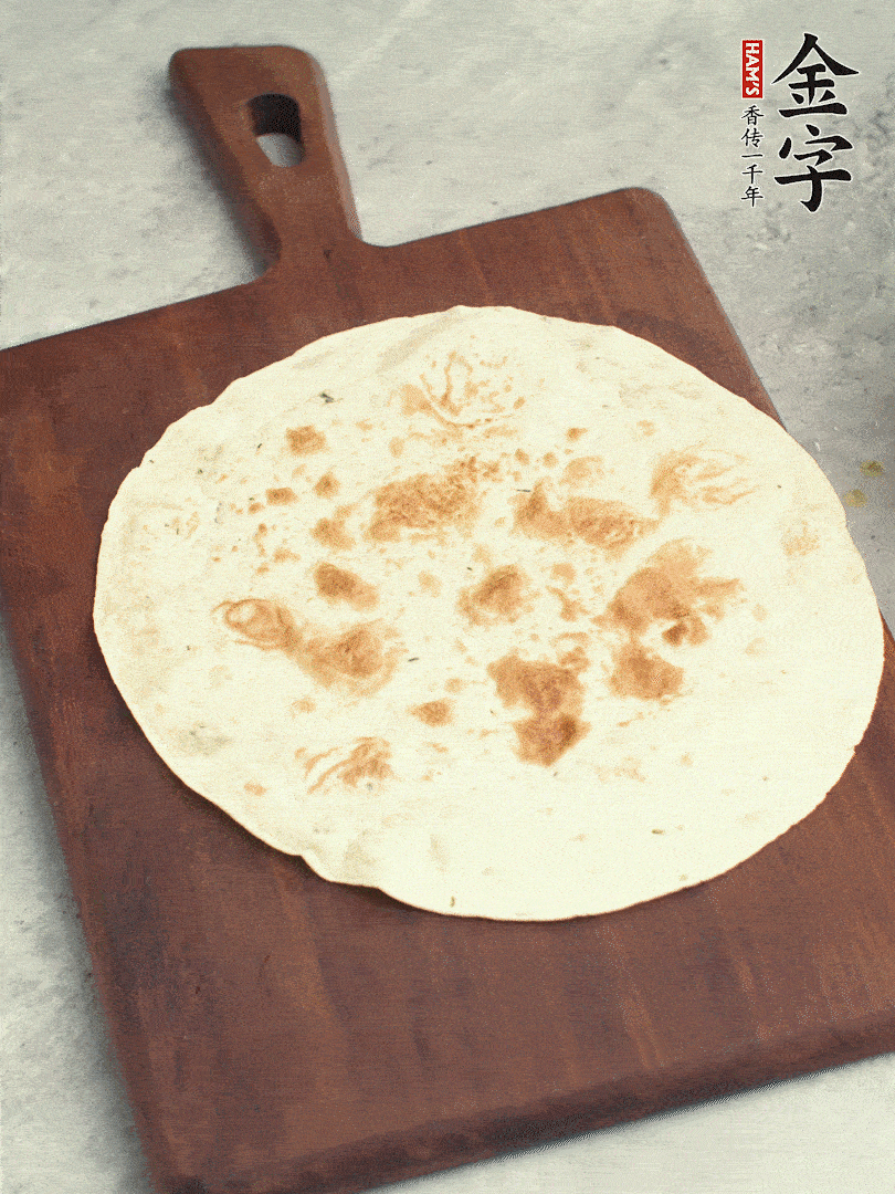 食材依次鋪在卷餅皮上，卷起來(lái)。