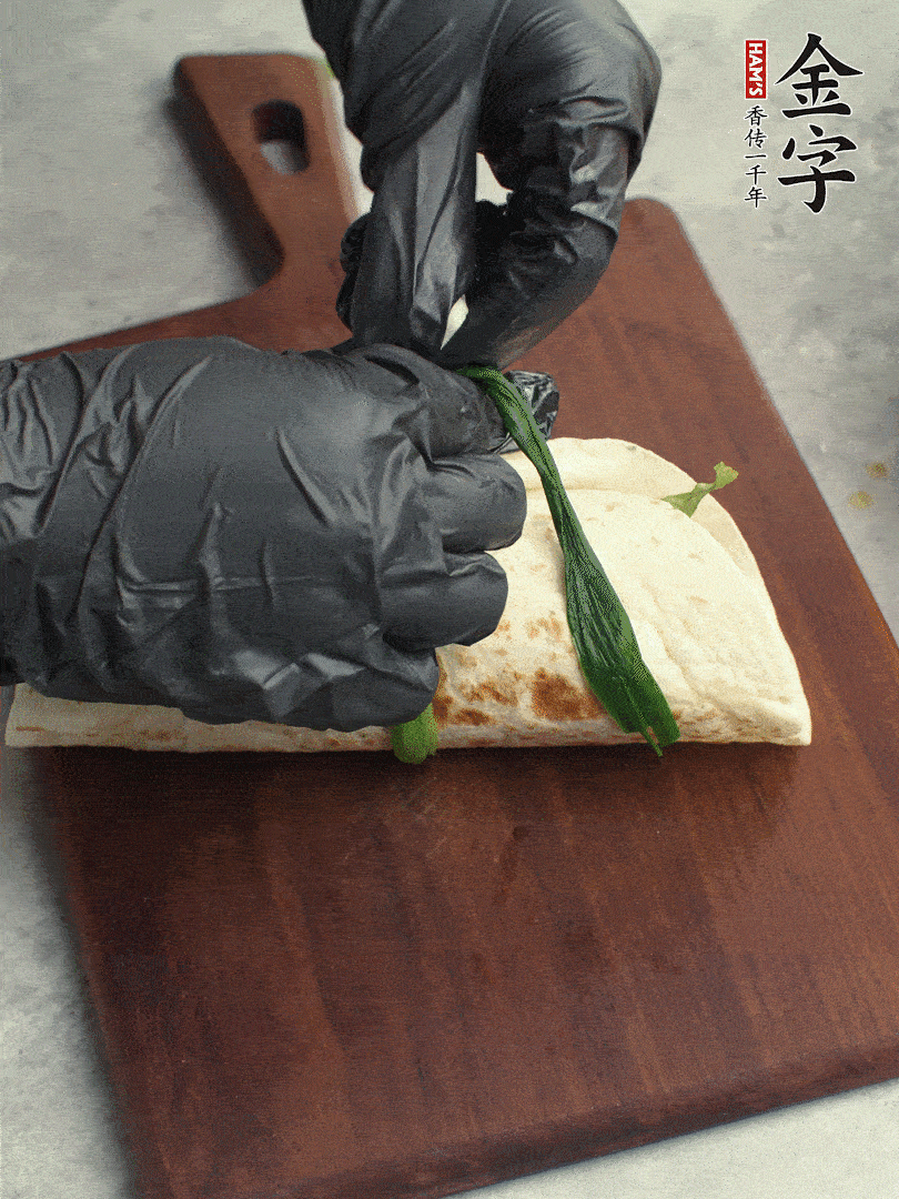 用焯過(guò)水的小蔥打結(jié)。