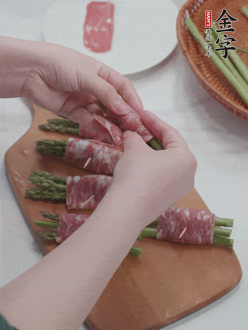 蘆筍切小段，蘆筍段用金字培根火腿卷起。