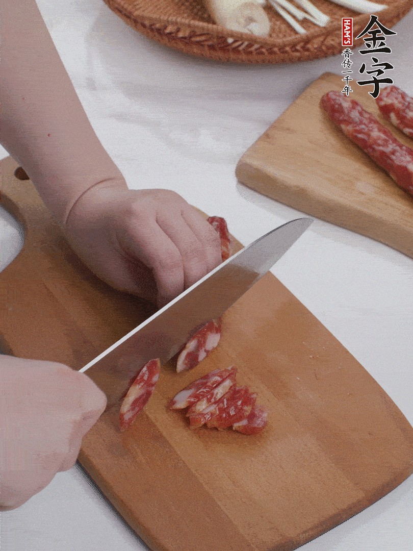 金字香腸切薄片。