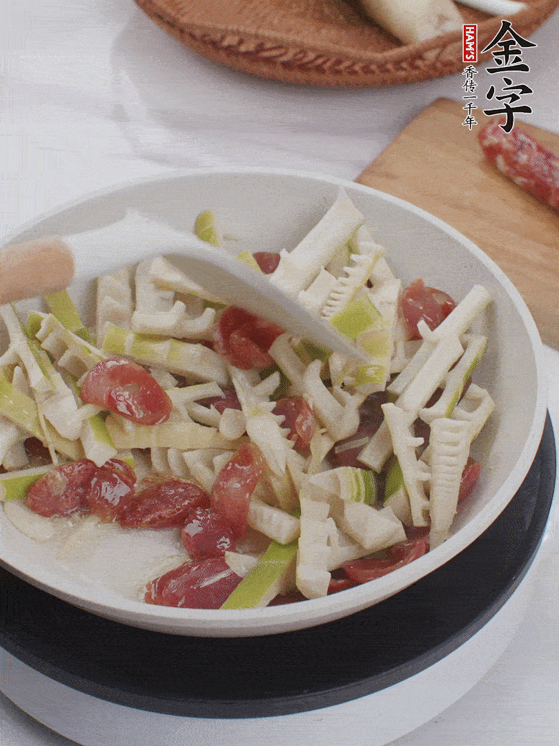 下春筍翻炒均勻，一小撮鹽調(diào)味。