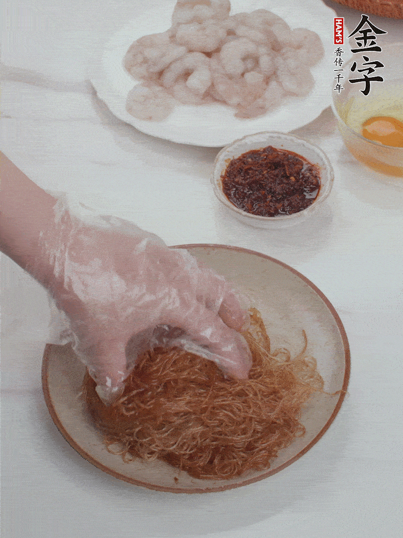 粉絲泡軟后，入沸水煮10秒，撈出后加1/2勺老抽、1/2勺食用油挑松。