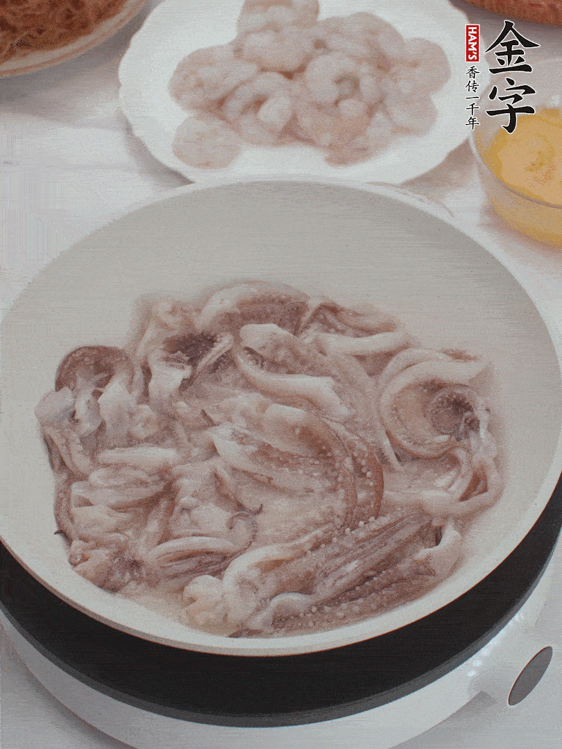 蝦仁、魷魚(yú)滑油，蛋液炒制半熟。