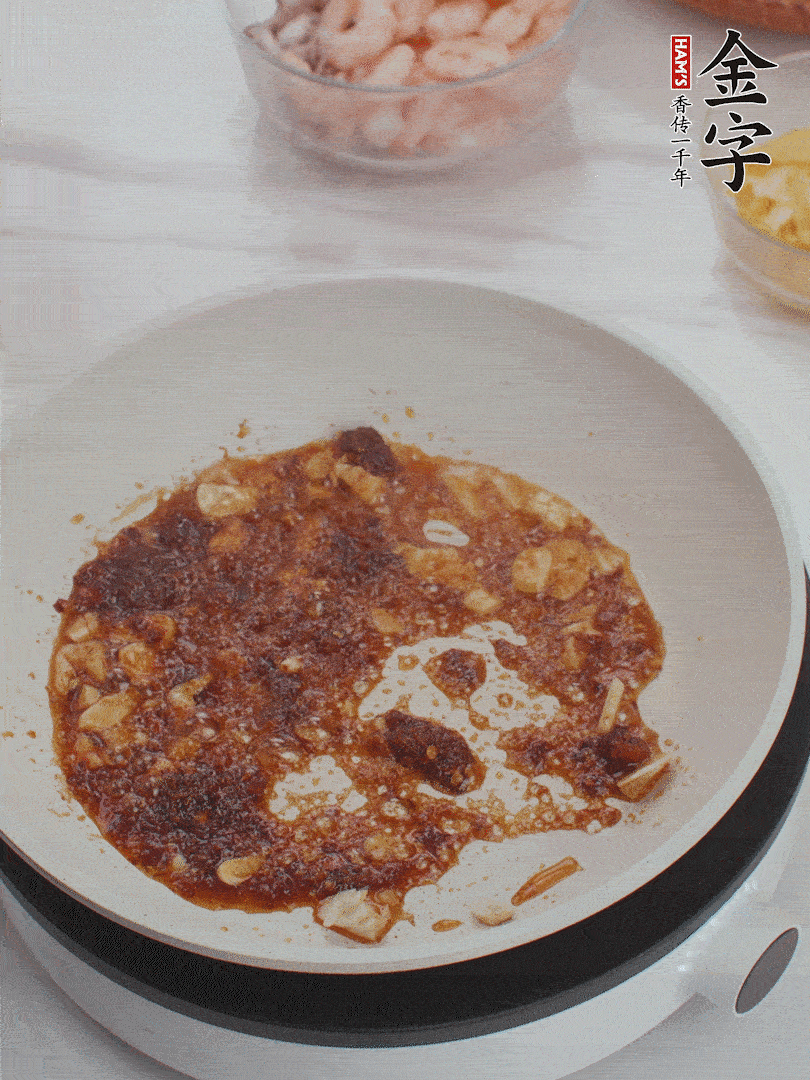 冷鍋熱油，1大勺金字火腿XO醬、蒜末炒香，倒粉絲一起炒。