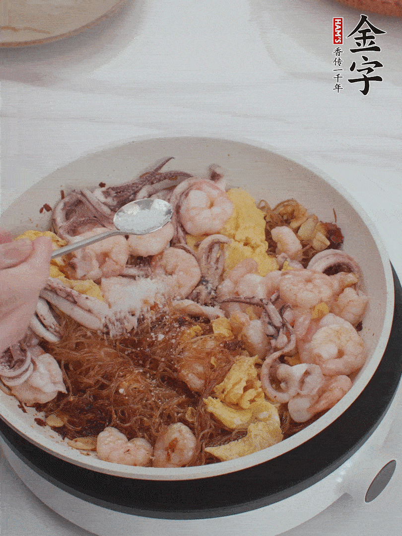 加雞蛋，蝦仁，魷魚(yú)混合。