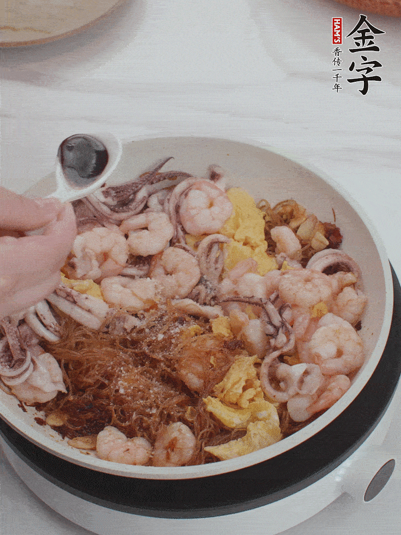 放1/3勺鹽、1/3勺雞精、1/3勺糖、2/3勺生抽調(diào)味。