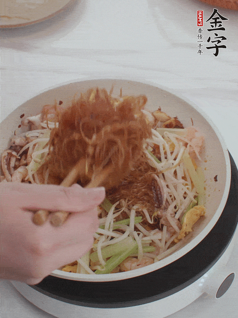 放焯好水的香芹、豆芽翻炒挑松。