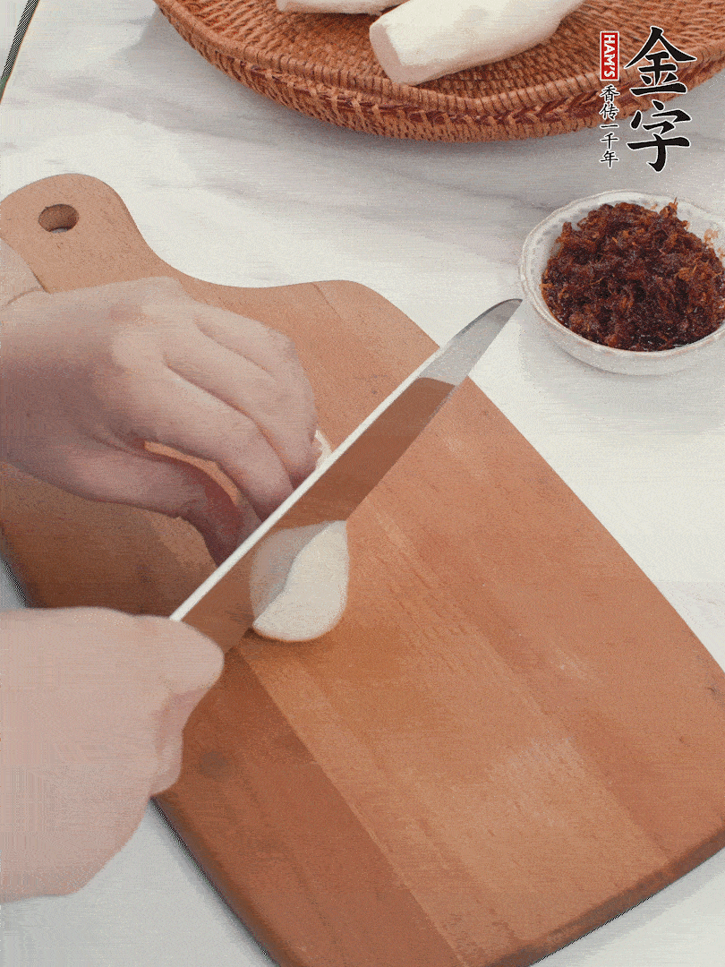 茭白剝殼，洗凈后切滾刀塊。