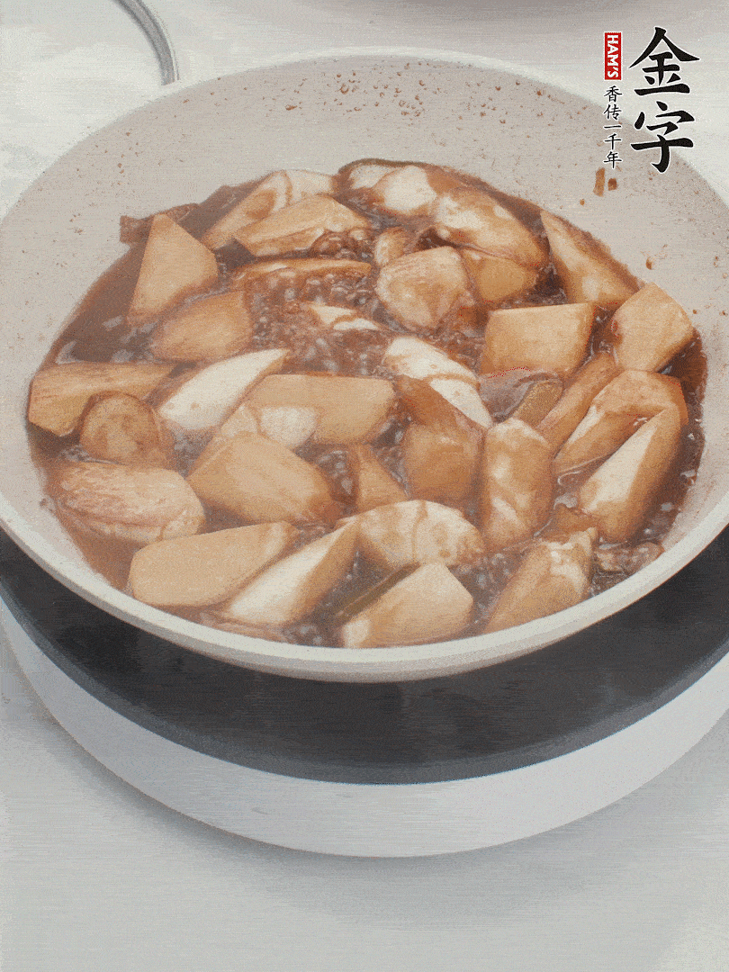 待茭白煸到微微發(fā)黃加入調(diào)好的味汁翻炒。加一小碗清水蓋蓋子燜3-4分鐘。