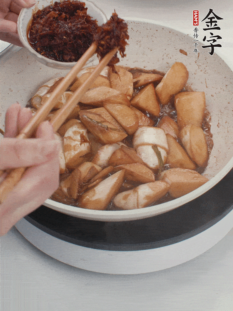 湯汁收濃，加金字火腿XO醬翻炒均勻。