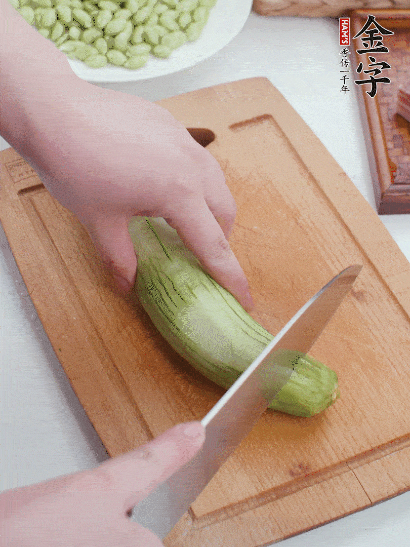 絲瓜去掉外皮，去掉兩端，切成滾刀塊。