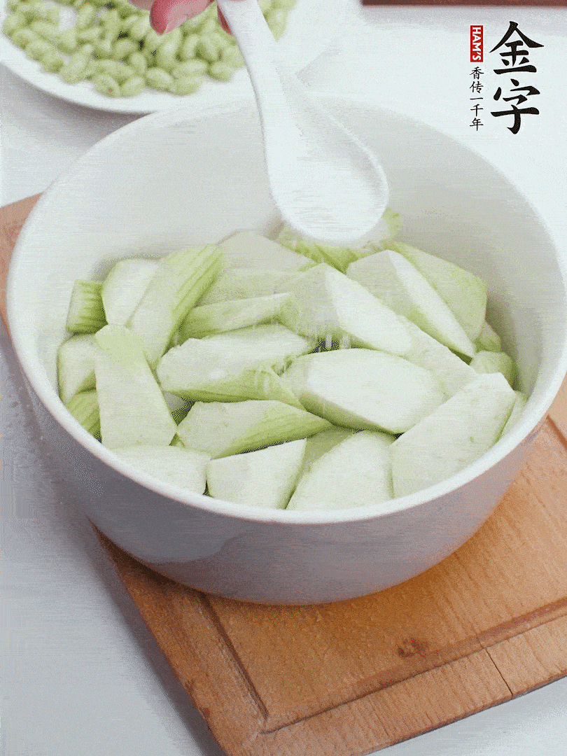 水中加1勺鹽浸泡，防止變黑。