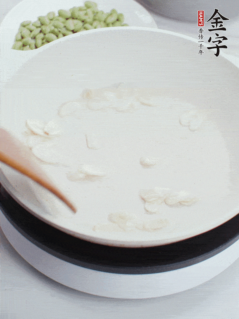 金字淡咸肉煮15分鐘，撈出切片。油5成熱時，蒜末、咸肉爆香。