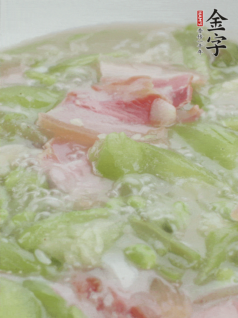 加一點(diǎn)熱水、白胡椒粉、雞精翻炒1分鐘。