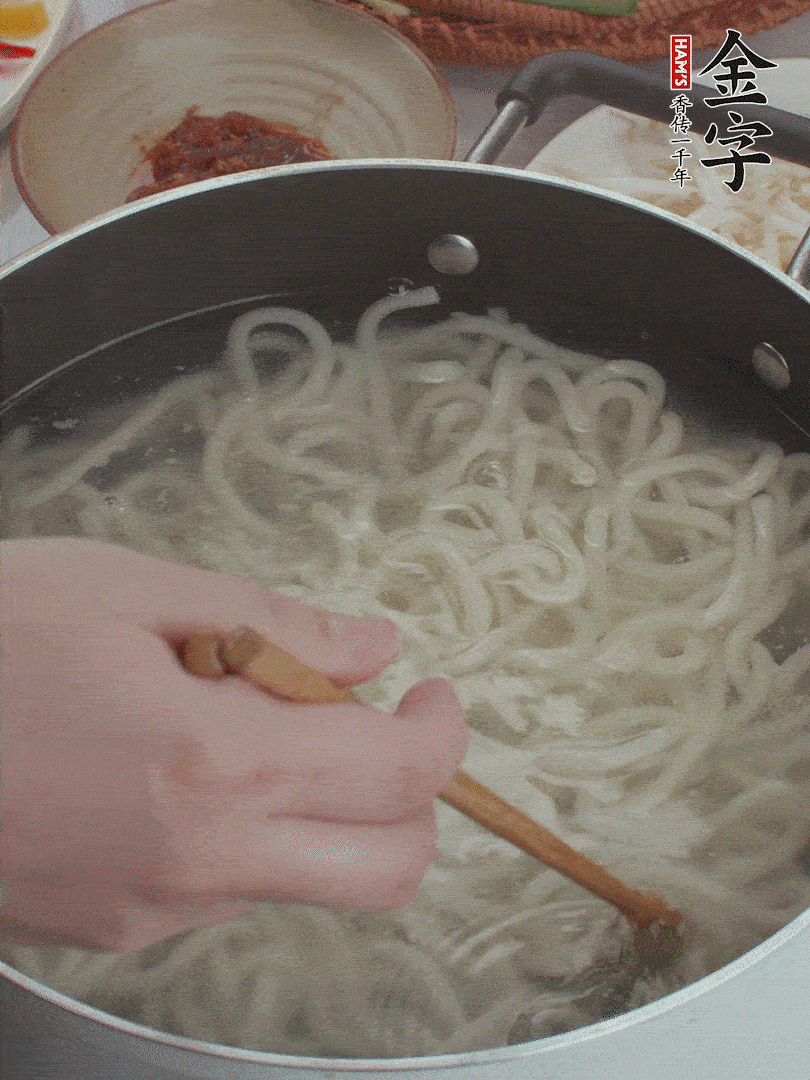 鍋中水煮沸，下烏冬面焯5秒鐘，撈出瀝干。