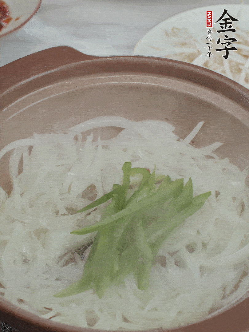 放烏冬面、青紅椒、豆芽。