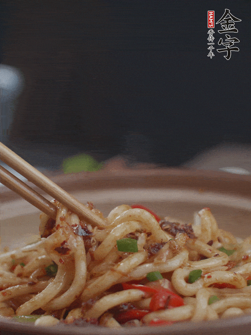 一小撮鹽調(diào)味。最后可以點(diǎn)綴香蔥段。