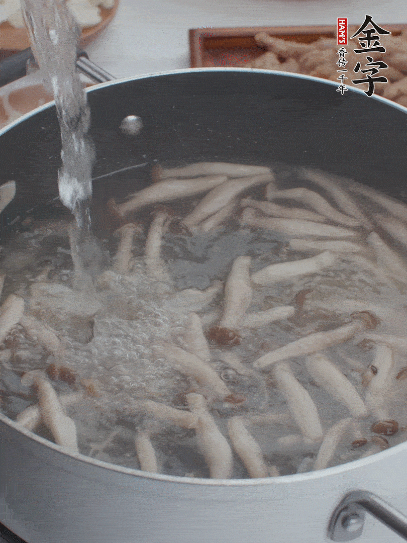 油熱爆香大蔥、蒜末，下蟹味菇炒軟，放清水。