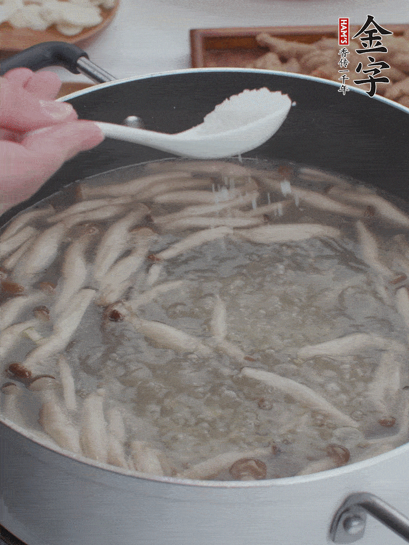 1勺鹽、一點(diǎn)胡椒粉調(diào)味。