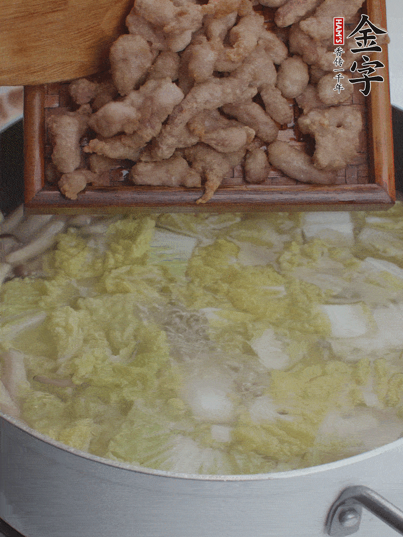 水開后煮10分鐘，下娃娃菜、小酥肉煮3分鐘。