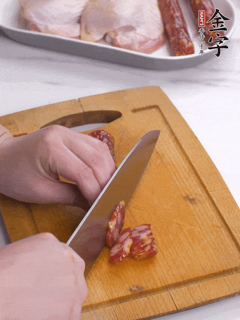 雞大腿去皮去骨切成塊，金字香腸切片，干香菇泡發(fā)切片，小蔥切蔥花。