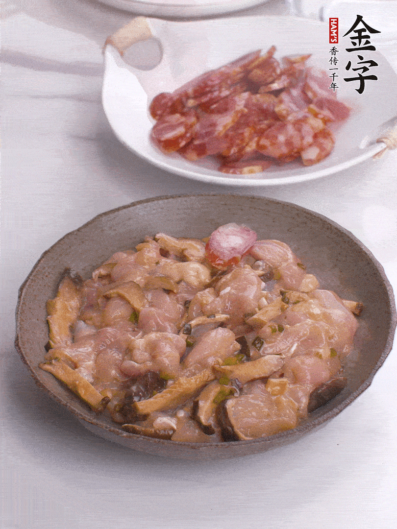 腌制后，雞肉中加淀粉1勺，頂部碼上香腸片。