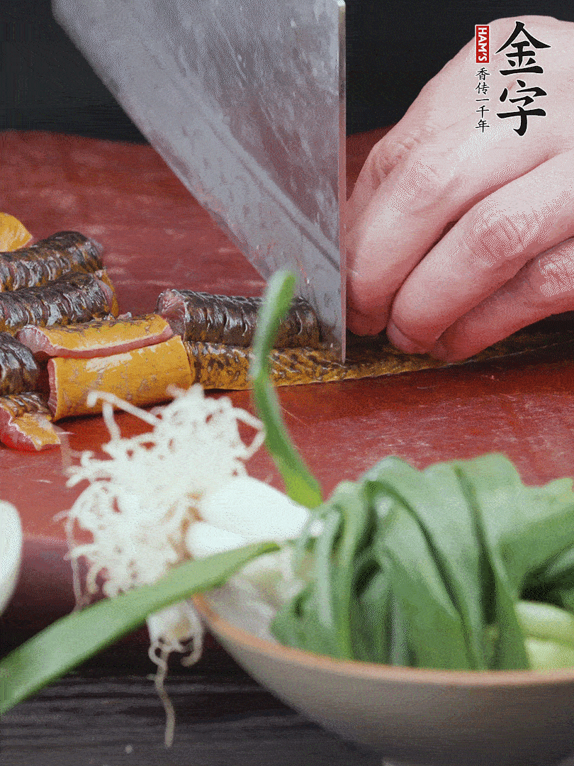 黃鱔去內臟洗凈，切花刀斬段。沸水下鍋，加黃酒焯水去血沫。