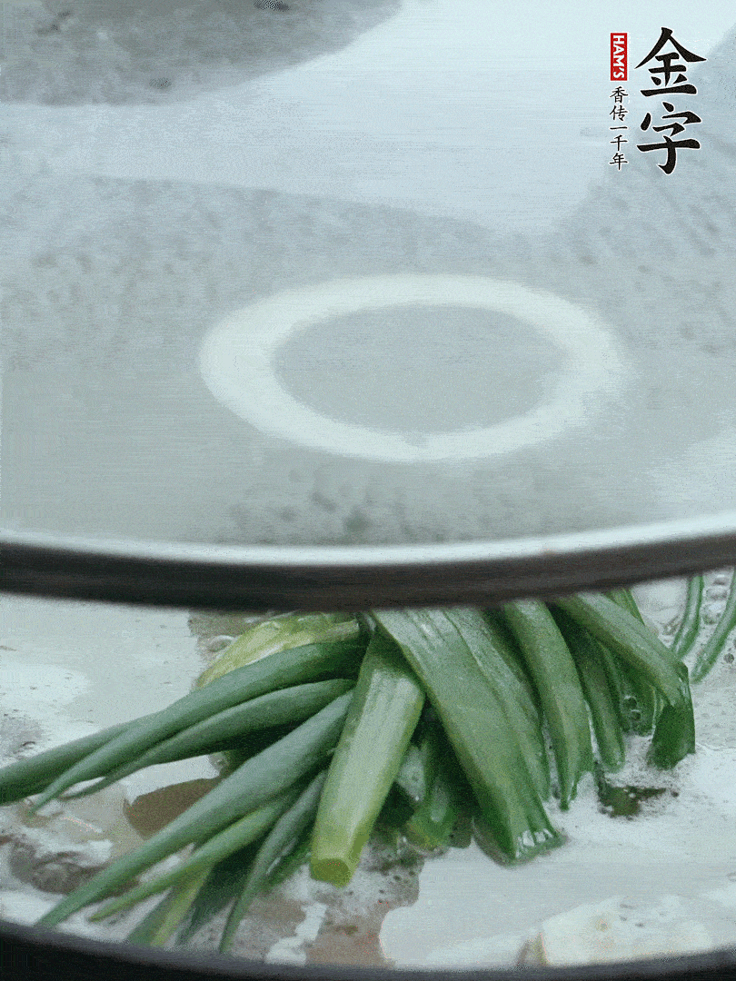 加蔥結去腥，大火開后中火燒20分鐘。