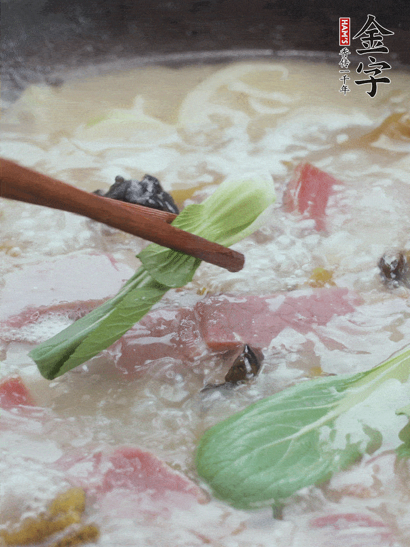 撈出蔥結，小菜心點綴。