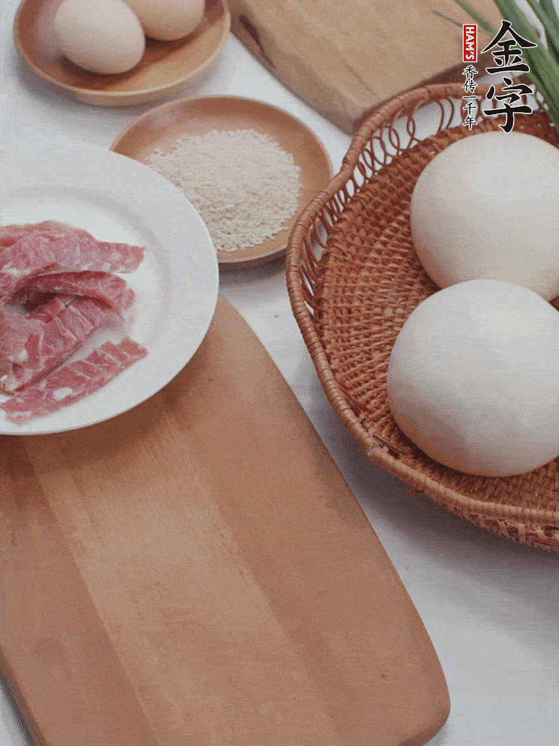 金字培根火腿切小片；饅頭、洋蔥切??；香蔥切丁。