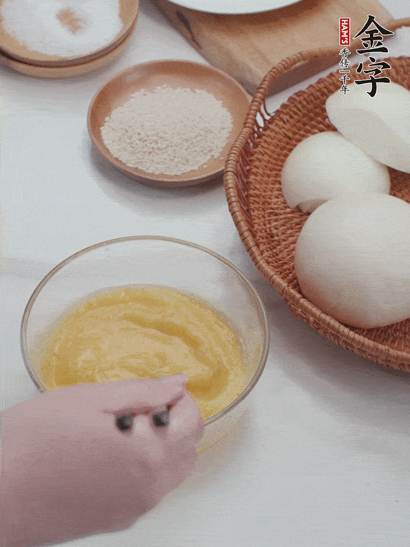 2個雞蛋加入1小勺鹽、1/2小勺胡椒粉打散。