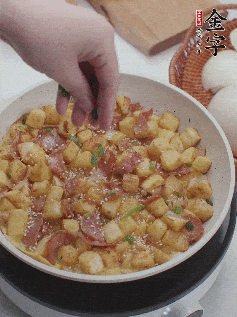 淋入剩余蛋液，蛋液凝固，撒上蔥綠和熟芝麻。