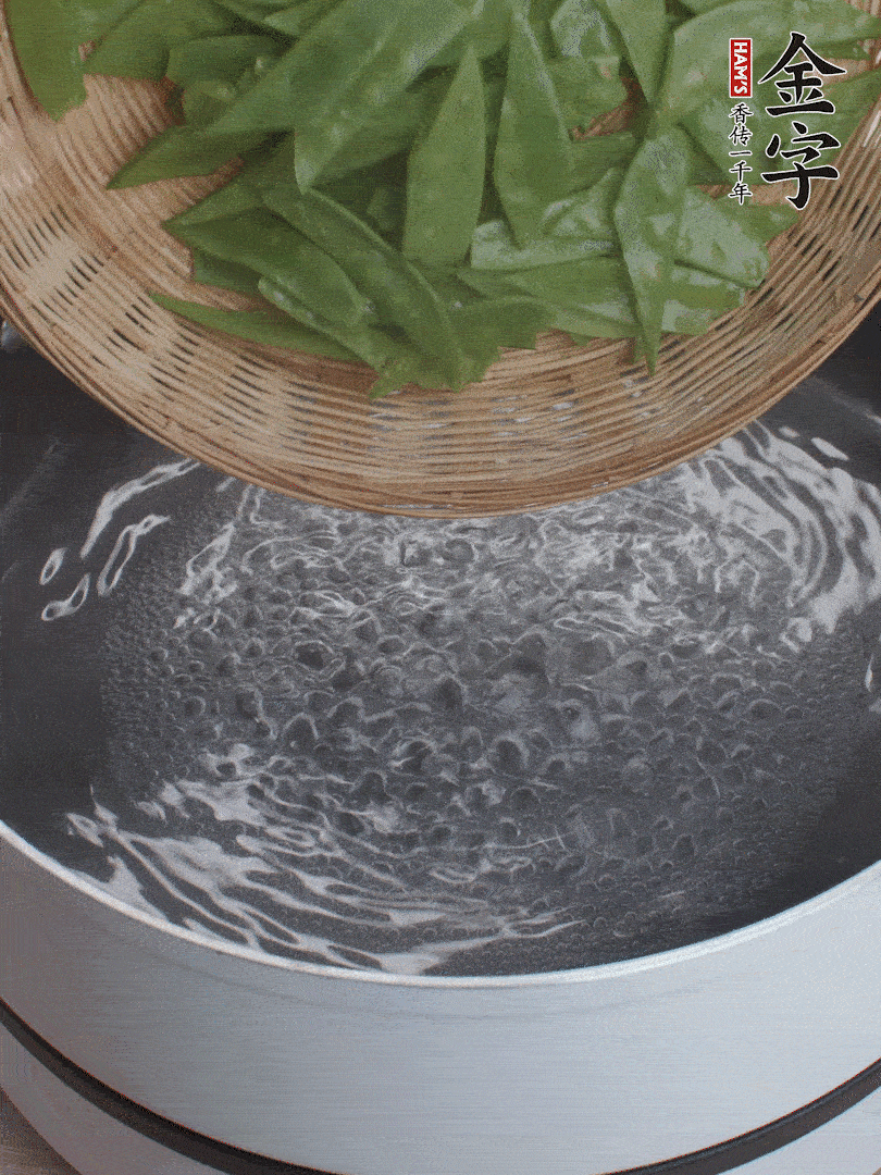 甜豆莢撕掉老筋，斜切兩半，焯水1分鐘。