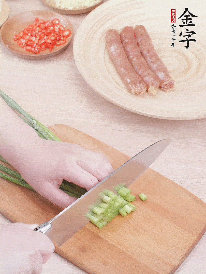 蒜苔切丁，蔥姜蒜切小丁，小米辣切圈。