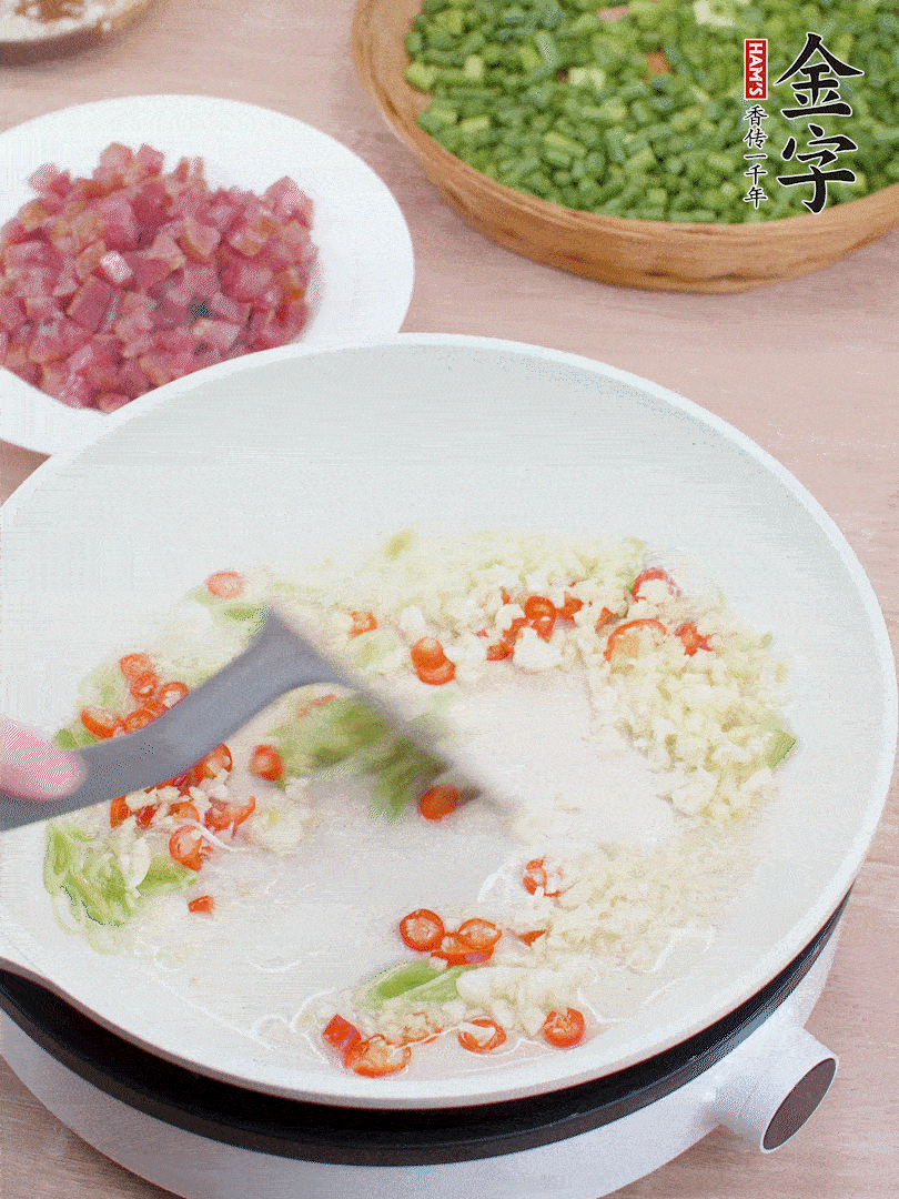 鍋中熱油，蔥姜蒜、小米辣煸香。