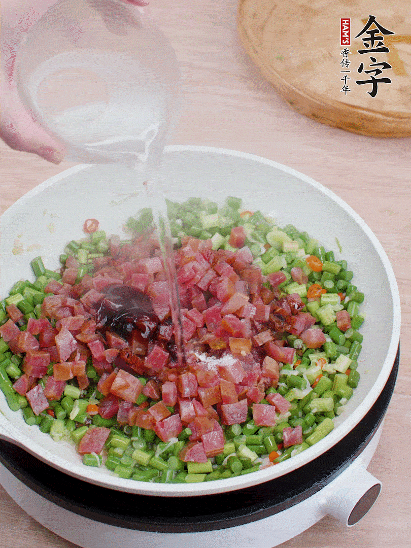 放香腸丁、1勺老抽、1勺蠔油、1/3勺白糖、少許清水炒至斷生。