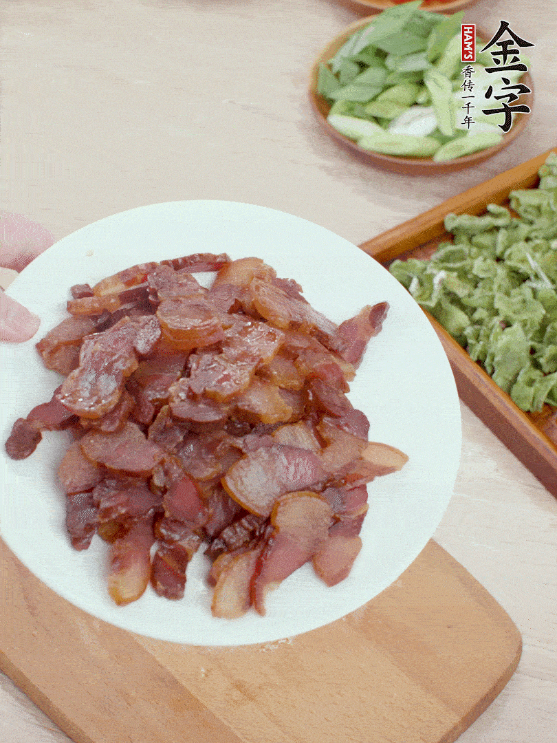 臘肉水煮15分鐘，切薄片。