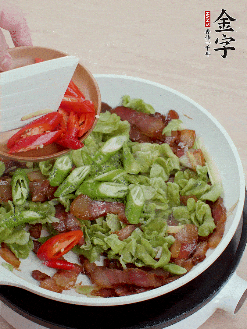 放萵筍干、青紅椒圈爆炒1分鐘。