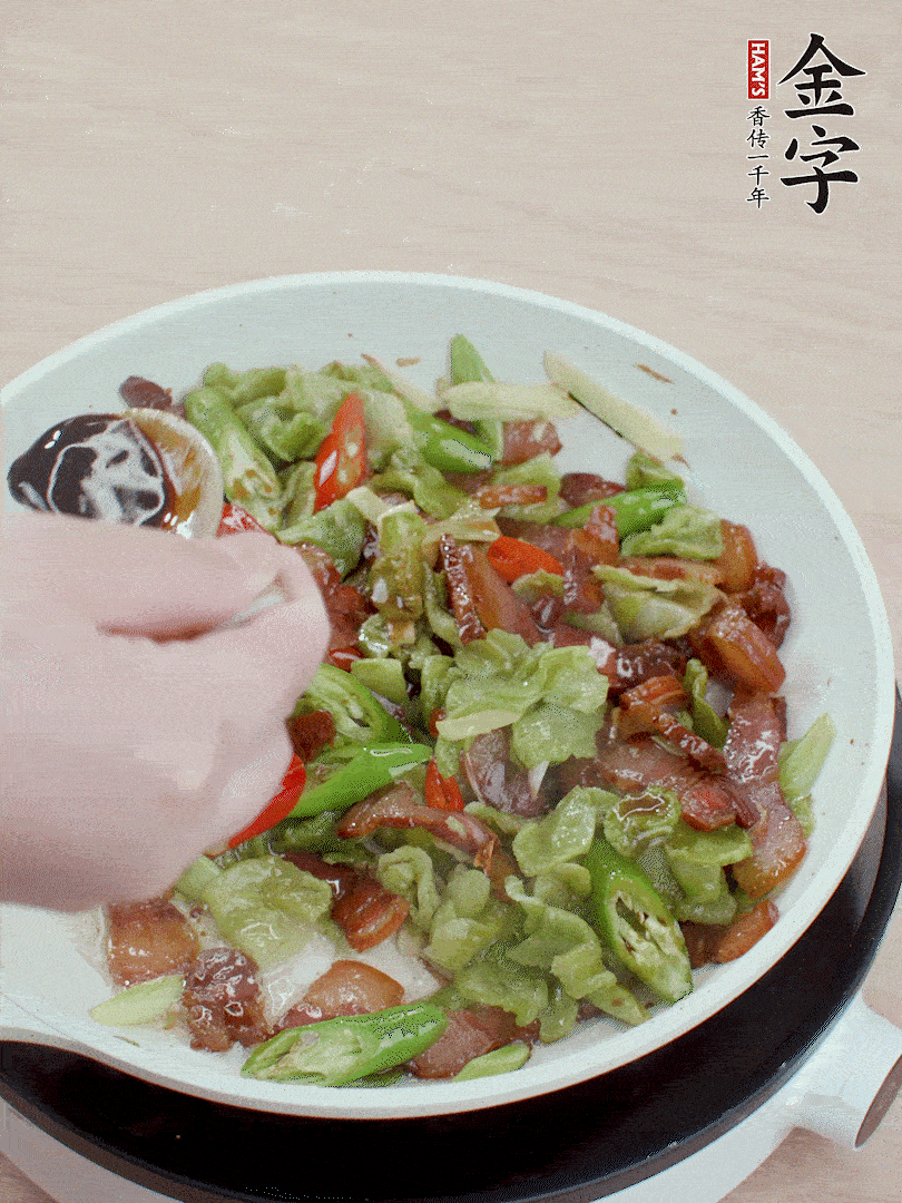 2勺生抽調(diào)味，最后撒蒜葉。