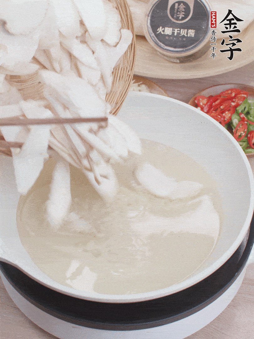 杏鮑菇切成片，油溫7層熱炸2分鐘。