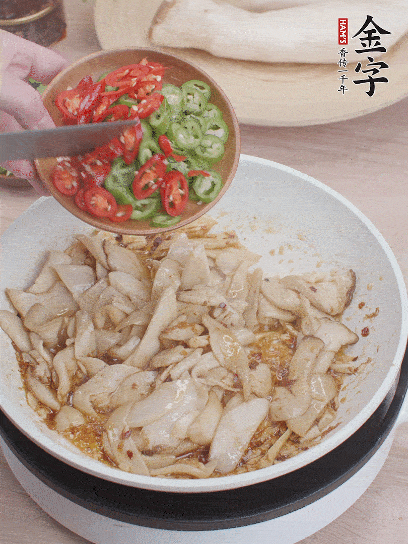 下杏鮑菇、青紅辣椒炒出香味。