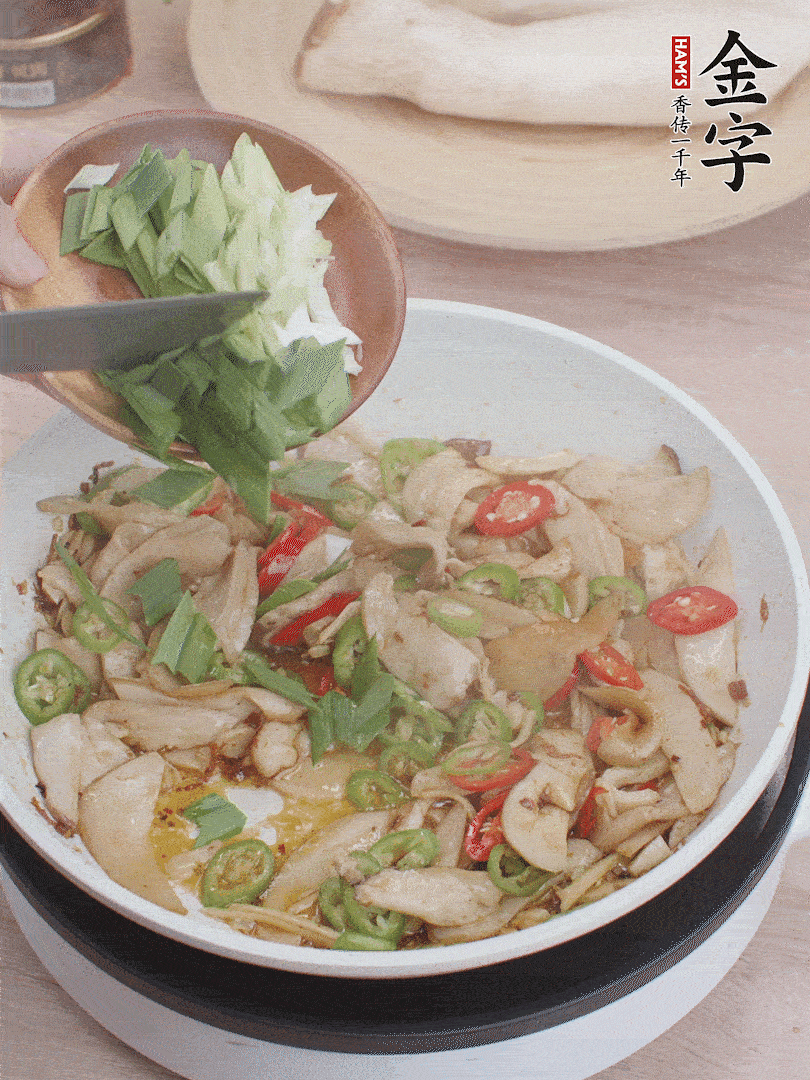 淋少許料酒、最后放大蒜葉。